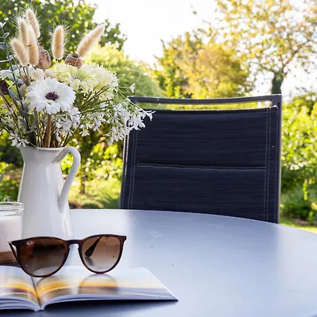 Kleines Boddenidyll بيت للعطل