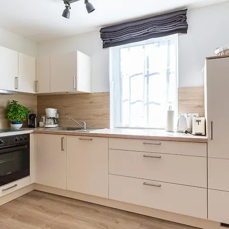 Kleines Boddenidyll بيت للعطل