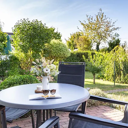 Kleines Boddenidyll بيت للعطل